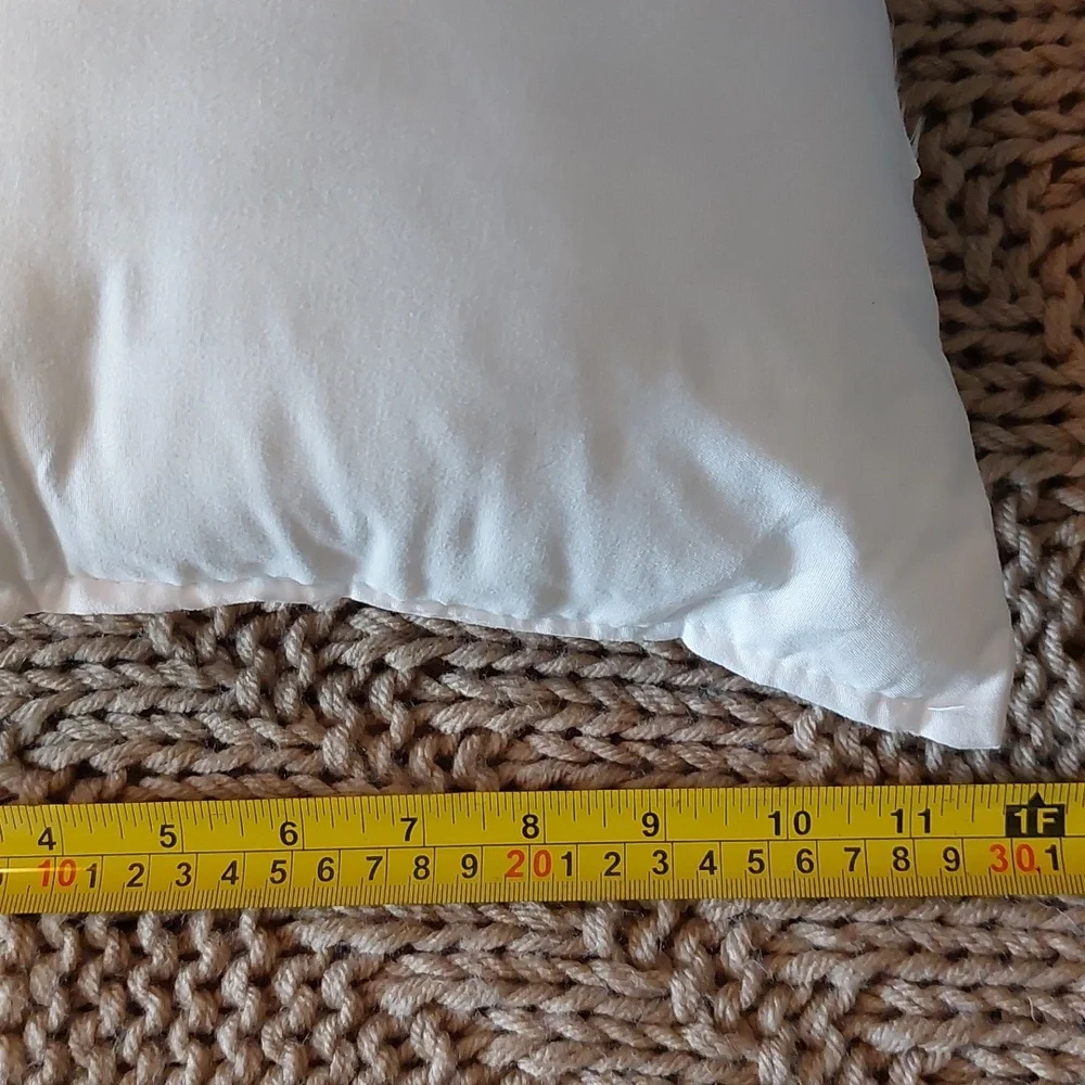 Set of 2 White Throw Pillows EUC